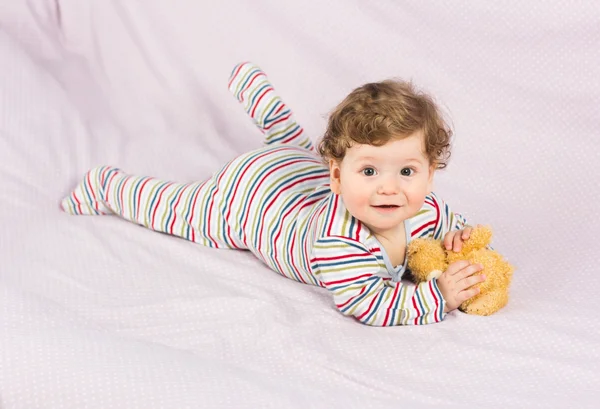 Bebê lindo com um lindo brinquedo. A criança no berço . — Fotografia de Stock
