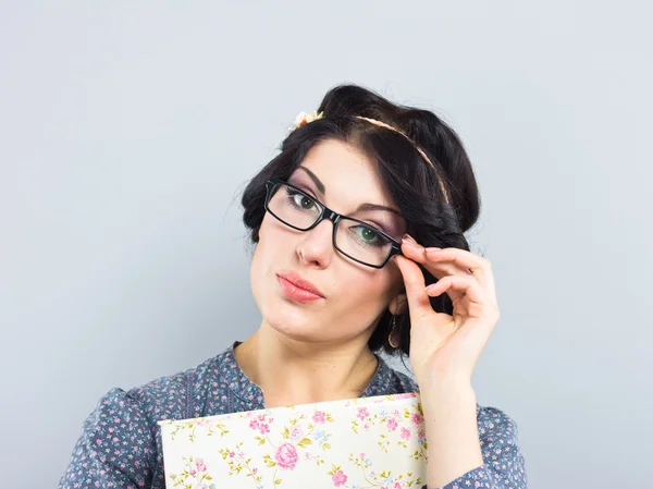 Young student with a folder in his hands. Romantic style. Provence. Beautiful girl in glasses — Stock Photo, Image