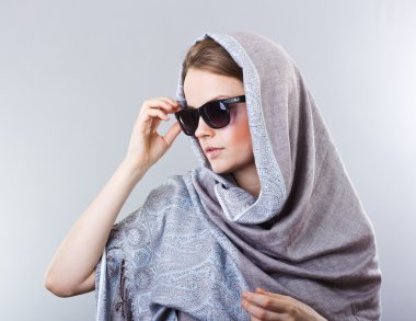 İpek kumaştan. İpek eşarp. Güzel sarışın mavi şal içinde. Moda kız portresi. Sarışın genç portresi. Güzel sarışın.