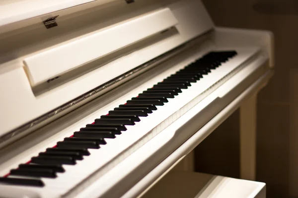 White piano in the dark. Piano chair — Stock Photo, Image