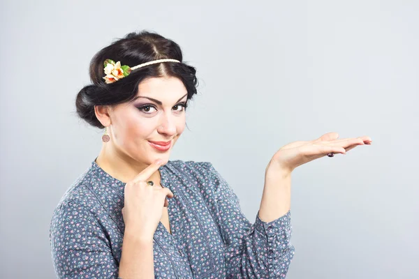 Beautiful brunette showing something or blank copyspase for product or sign text.beautiful girl with a gentle make-up — Stock Photo, Image