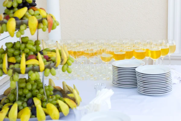 Banquete de bodas al aire libre. Ceremonia de boda. Vasos de vino tinto y blanco. Copa de champán —  Fotos de Stock