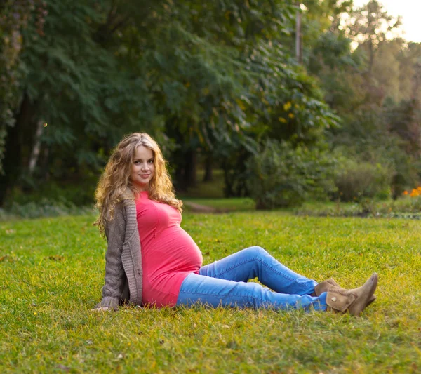 Belle blonde enceinte lors d'une promenade dans le parc. De l'air frais. Promenade — Photo