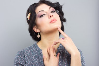 Güzel esmer gri bir arka plan üzerinde. Yunan saç kesimi güzel kızla. Provence stili