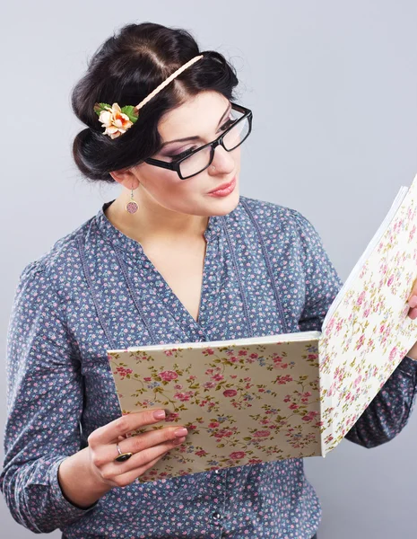 Young student with a folder in his hands. Romantic style. Provence. Beautiful girl in glasses — Stock Photo, Image