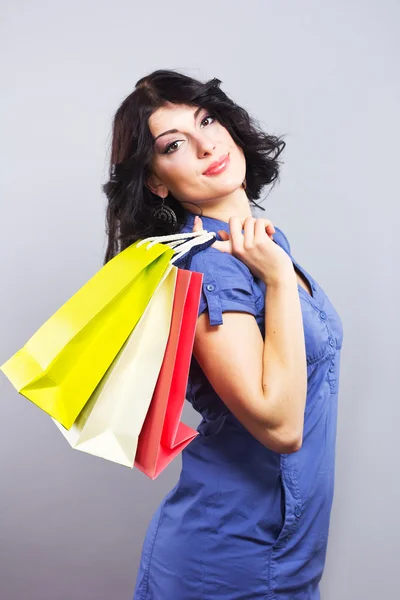 Bella bruna con shopping bags.Ritratto di una giovane donna con nuovi acquisti — Foto Stock
