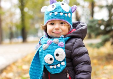 Komik bir şapka bir yolda mutlu bebek. Sonbaharda açık havada yürüyüş. sonbahar yaprakları