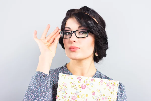 Junger Student mit einem Ordner in der Hand. romantischer Stil. Provokation. schönes Mädchen mit Brille — Stockfoto