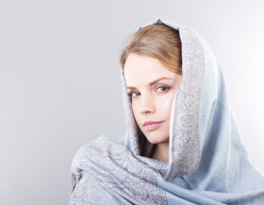 Güzel sarışın mavi şal içinde. Moda kız portresi. Sarışın genç portresi. Güzel sarışın. ihale kız