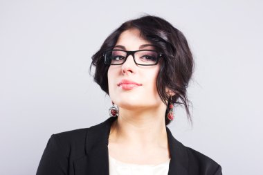 İş kadını dar siyah ceketli. Başarılı kadın. Güzel esmer. Güzel bir kız bardaklarda portresi