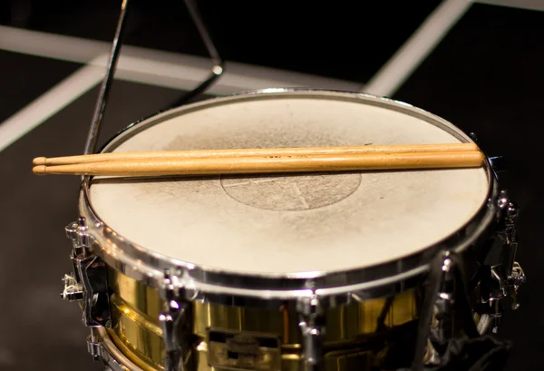 Grupo de instrumentos clásicos de percusión sobre un gran escenario de madera — Foto de Stock