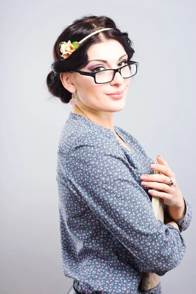 Young student with a folder in his hands. Romantic style. Provence. Beautiful girl in glasses — Stock Photo, Image