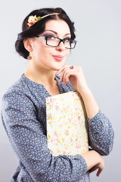 Un joven estudiante con una carpeta en sus manos. Estilo romántico. Provenza. Hermosa chica en gafas —  Fotos de Stock