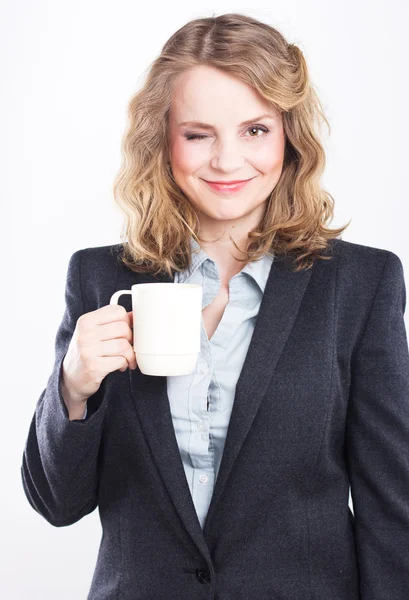 Piękna blondynka o Puchar biały. .woman przerwa na kawę na białym tle na białym tle portret studio. Tea party. Na białym tle. Portret pięknej blondynce — Zdjęcie stockowe