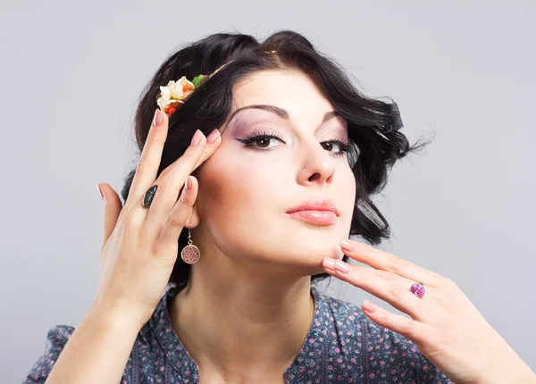 Morena bonita em um fundo cinzento.Menina bonita com o corte de cabelo grego. Estilo Provence — Fotografia de Stock