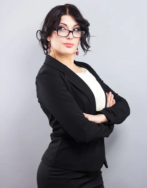 Zakenvrouw in een smalle zwarte jas. Succesvolle vrouw. Mooie brunette. Portret van een mooi meisje in glazen — Stockfoto