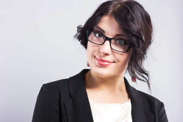 Mulher de negócios com um casaco preto estreito. Mulher de sucesso. Linda morena. Retrato de uma menina bonita em óculos — Fotografia de Stock