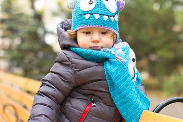 Happy baby i en rolig hatt på en promenad. Gångavstånd utomhus på hösten. Höstlöv — Stockfoto