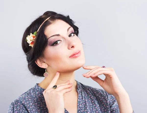 Morena bonita em um fundo cinzento.Menina bonita com o corte de cabelo grego. Estilo Provence — Fotografia de Stock