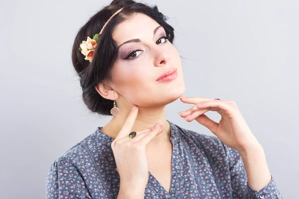 Morena bonita em um fundo cinzento.Menina bonita com o corte de cabelo grego. Estilo Provence — Fotografia de Stock