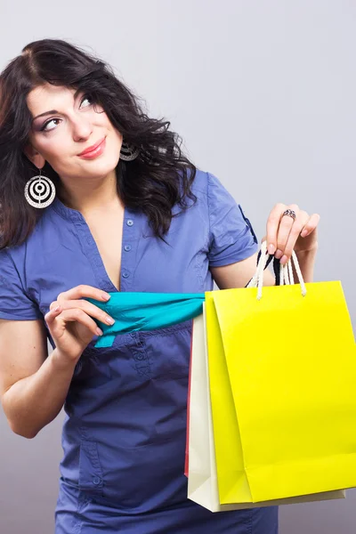 Linda morena com sacos de compras. Retrato de uma jovem com novas compras — Fotografia de Stock