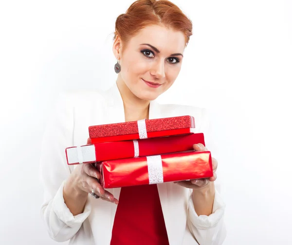 Jeune fille en robe rouge avec cadeau boîte rouge. Belle fille aux cheveux roux sur blanc . — Photo