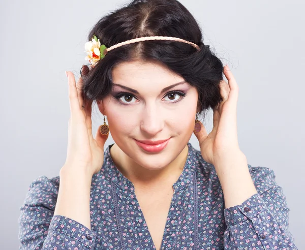 Belle brune sur un fond gris. Belle fille avec la coupe de cheveux grecque. Style Provence — Photo