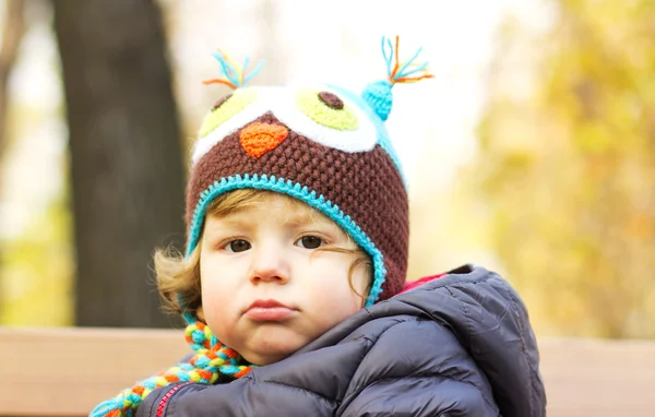 Glückliches Baby mit lustigem Hut auf einem Spaziergang. Wandern im Herbst im Freien. Herbstlaub — Stockfoto