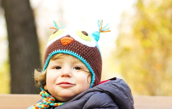 Glückliches Baby mit lustigem Hut auf einem Spaziergang. Wandern im Herbst im Freien. Herbstlaub — Stockfoto