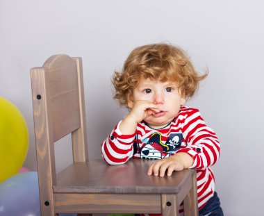 Çocuk yaşında oyuncaklarla. Bebek hediyesi. Mutlu çocuk