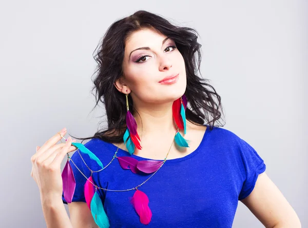 Beautiful brunette in a blue T-shirt.Bright accessories. Nice clothes. Shopping.Face portrait of smiling woman. — Stock Photo, Image