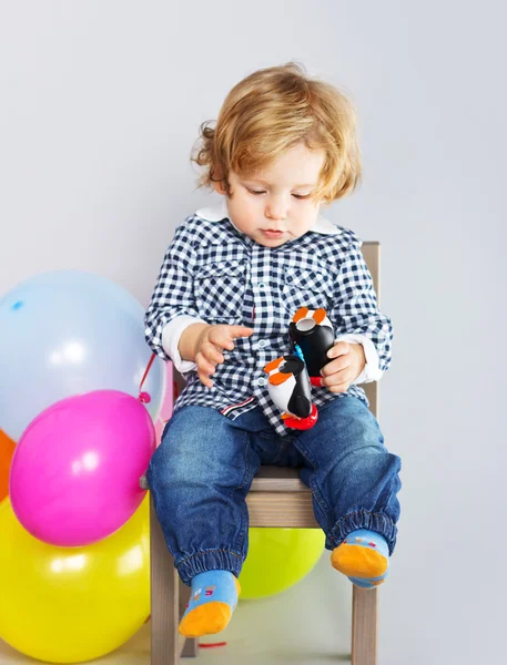 Das Kind ist ein Jahr alt mit Spielzeug. Geschenke für Babys. Glücklicher Junge — Stockfoto