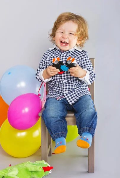Das Kind ist ein Jahr alt mit Spielzeug. Geschenke für Babys. Glücklicher Junge — Stockfoto