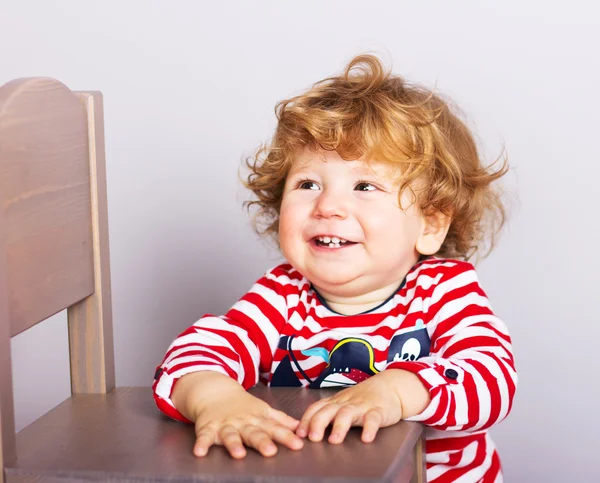 L'enfant a un an avec des jouets. Cadeaux pour bébé. Heureux garçon — Photo