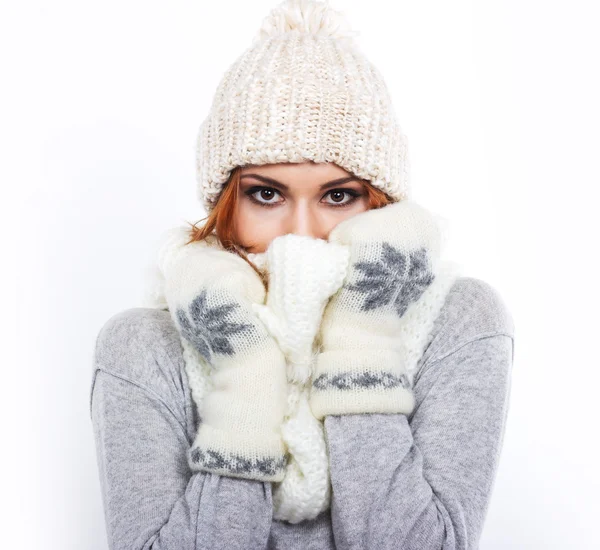 Menina em um chapéu de lã e cachecol. Uma menina vestida calorosamente. Inverno frio. Retrato de uma menina com grandes olhos em um fundo branco — Fotografia de Stock