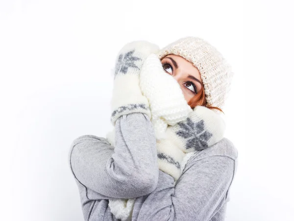 Menina em um chapéu de lã e cachecol. Uma menina vestida calorosamente. Inverno frio. Retrato de uma menina com grandes olhos em um fundo branco — Fotografia de Stock