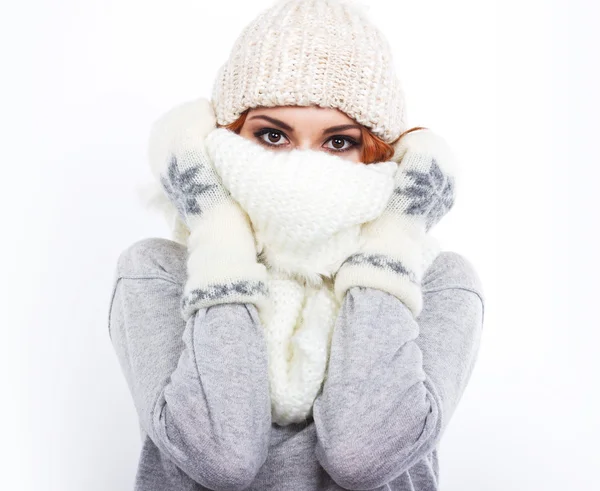 Menina em um chapéu de lã e cachecol. Uma menina vestida calorosamente. Inverno frio. Retrato de uma menina com grandes olhos em um fundo branco — Fotografia de Stock