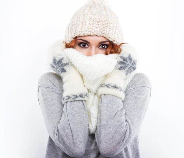 Menina em um chapéu de lã e cachecol. Uma menina vestida calorosamente. Inverno frio. Retrato de uma menina com grandes olhos em um fundo branco — Fotografia de Stock