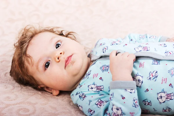 Schönes Baby mit einem schönen Spielzeuge.das Kind in der Krippe — Stockfoto