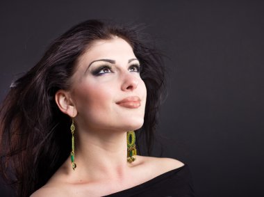 Güzel esmer ile uçan bir saç. Mücevher bir güzel kız portresi. Parlak saçlar. Moda. Güzel kadın süsler