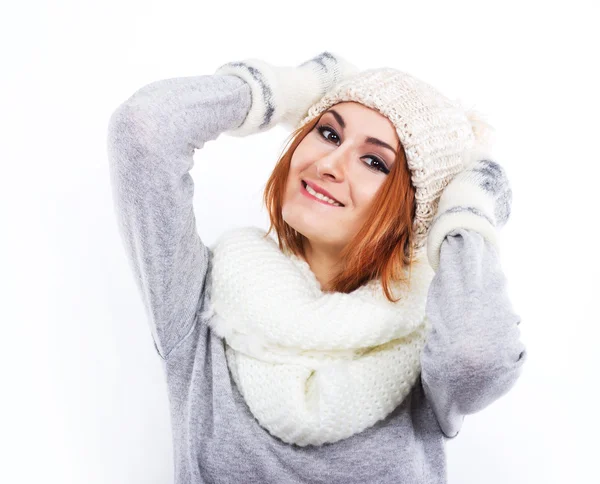 Mladá dívka v vlněnou čepici a šálu. Dívka na sobě vřele. Zimní chlad. Portrét dívky s velkýma očima na bílém pozadí — Stock fotografie
