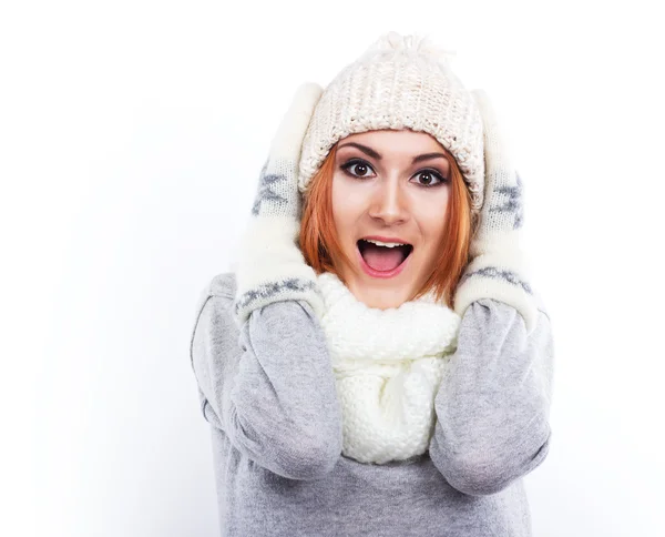 Genç kız bir yün şapka ve atkı. Bir kız sıcak giyinmiş. Kış soğuk. Beyaz bir arka plan üzerinde büyük gözlü bir kız portresi — Stok fotoğraf