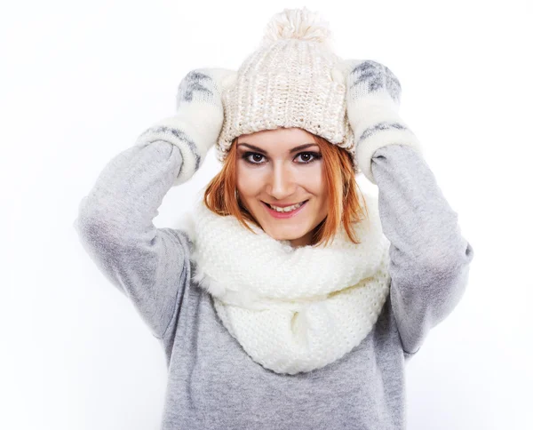 Gadis muda dengan topi wol dan syal. Seorang gadis berpakaian hangat. Musim dingin yang dingin. Potret seorang gadis dengan mata besar pada latar belakang putih — Stok Foto