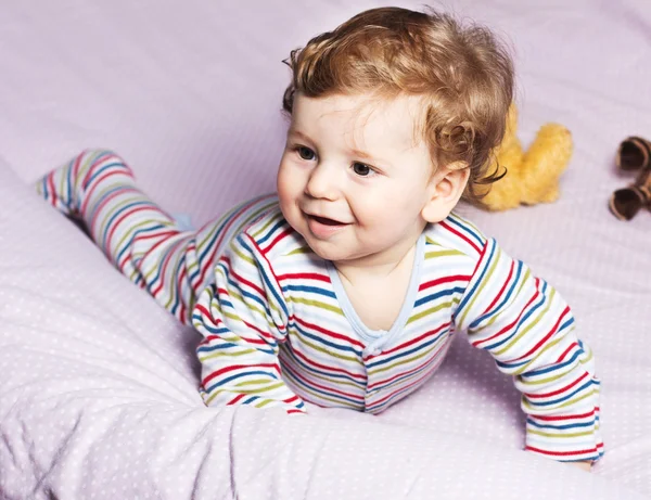Krásné miminko s krásnou hračkou. Dítě v postýlce. — Stock fotografie