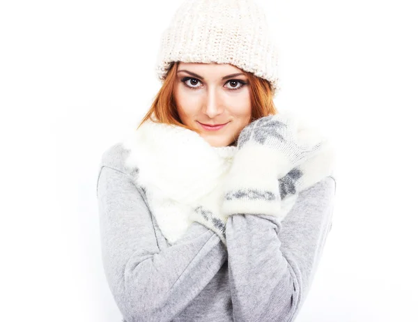 Menina em um chapéu de lã e cachecol. Uma menina vestida calorosamente. Inverno frio. Retrato de uma menina com grandes olhos em um fundo branco — Fotografia de Stock