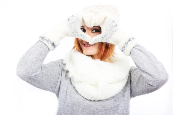 Ung flicka i en ull mössa och halsduk. En flicka varmt klädd. Vinterkyla. Porträtt av en flicka med stora ögon på en vit bakgrund — Stockfoto