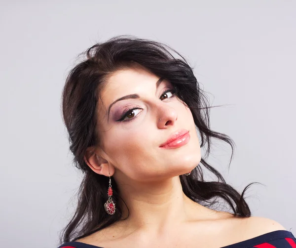 The perfect face of a beautiful brunette. Portrait of a beautiful woman.Beautiful brunette on a gray background — Stock Photo, Image