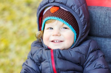 Şirin Bebek bir yürüyüş. Sonbahar gezinti. Headdress. Bir kap