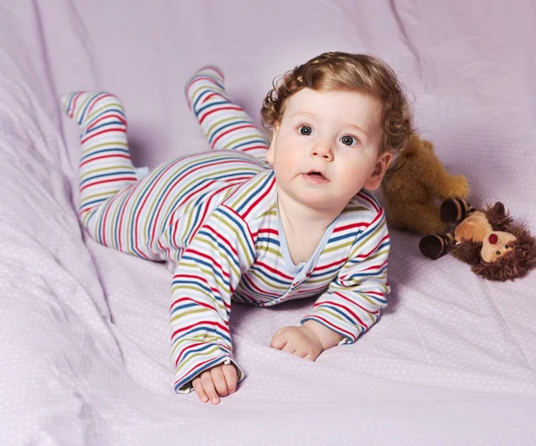 Bebê lindo com um lindo brinquedo. A criança no berço . — Fotografia de Stock