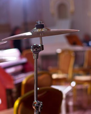Vurmalı çalgılar odası salonunda. Davul. Marimba. Bas. Caz. samimi aydınlatma